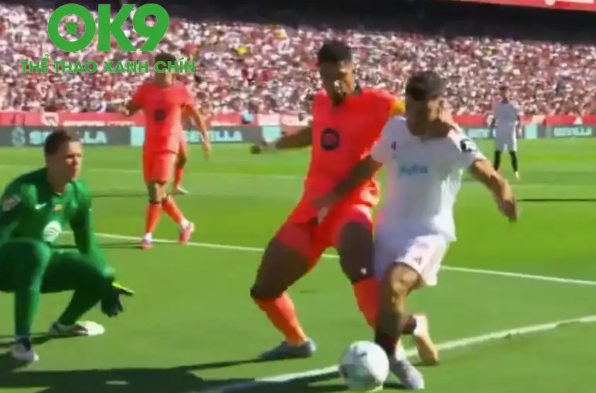 Pha va chạm giữa Araujo và Romero trở thành tâm điểm Pha va chạm giữa Araujo và Romero trở thành tâm điểm